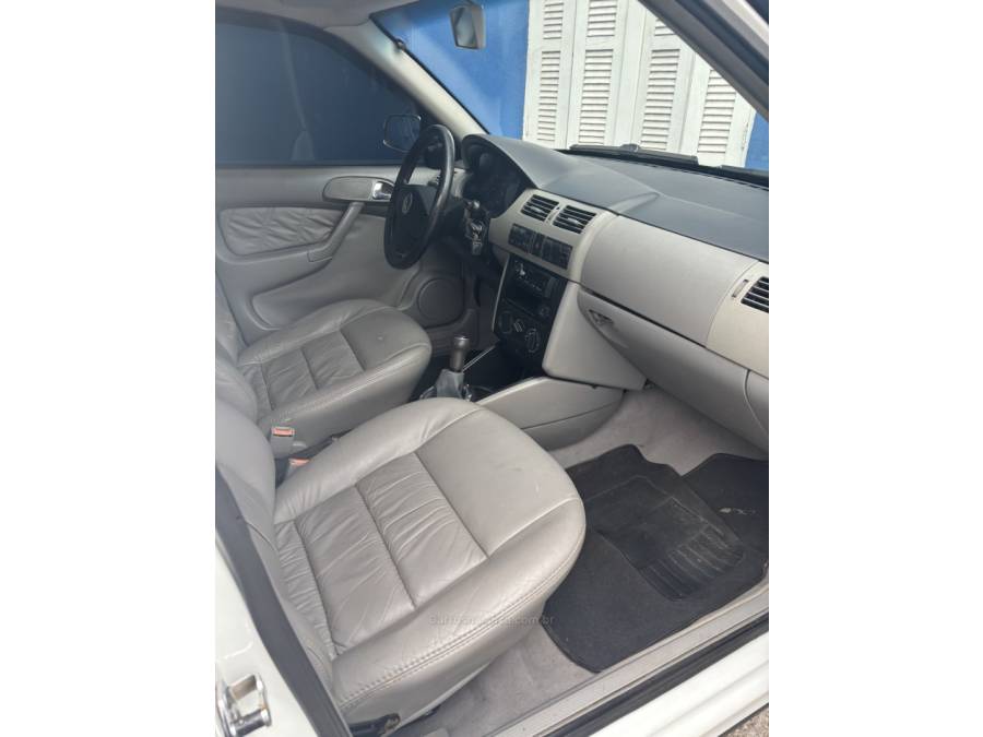 VOLKSWAGEN - SAVEIRO - 2001/2001 - Branca - R$ 29.500,00